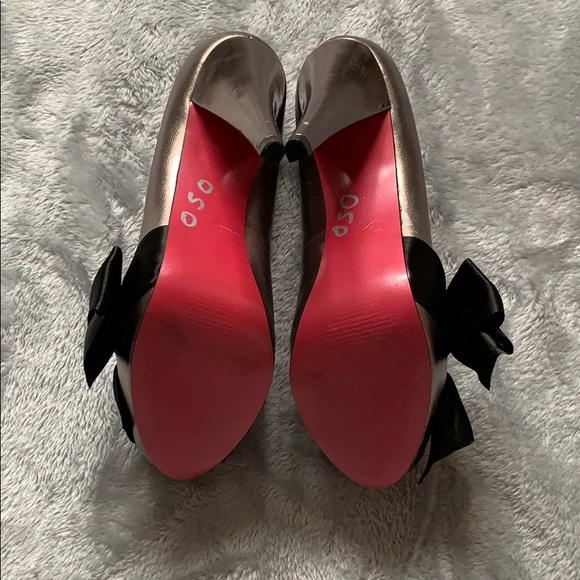 Paris Hilton Destiny Metallic Bronze Peep Toe Pumps with Black Bow - Picture 8 of 8